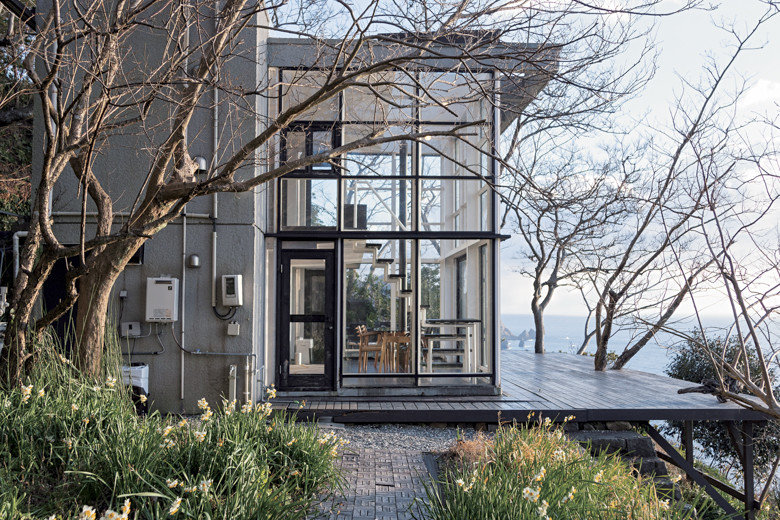 崖の上の建物から見る、伊豆の海と四季の花々！｜Lifestyle